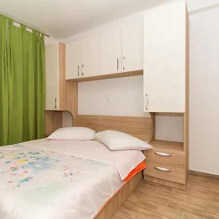 Villa-ines Center *